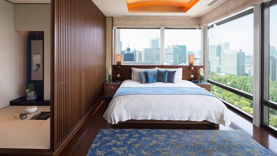 Opulent Peninsula Suite in Tokyo, featuring panoramic city views, minimalist Japanese design, and elegant contemporary furnishings in soft neutral tones