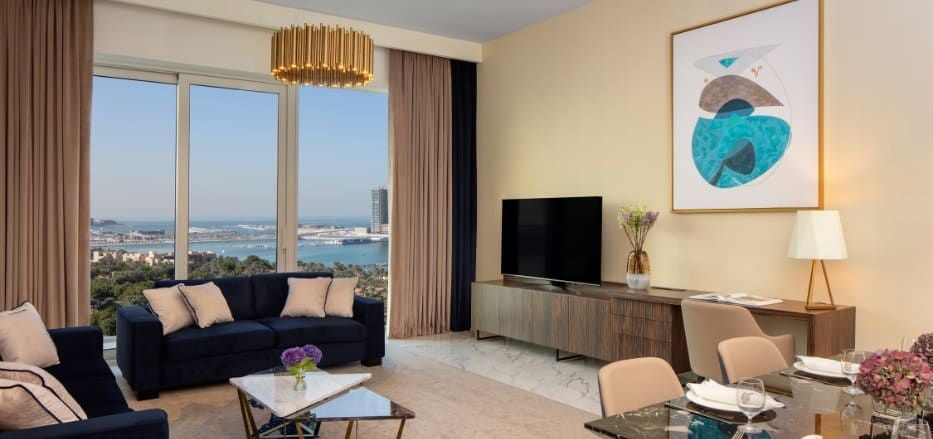 Spacious three-bedroom sea view apartment with modern design, panoramic Dubai skyline, luxurious furnishings, and floor-to-ceiling windows in Avani+ hotel