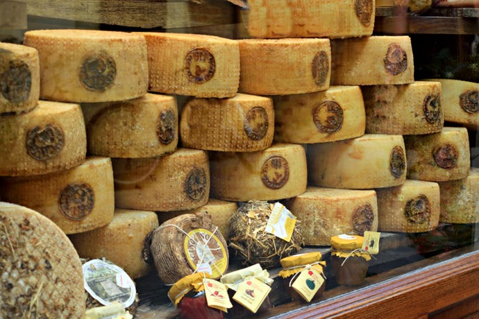 Typical pecorino cheeses of Pienza
