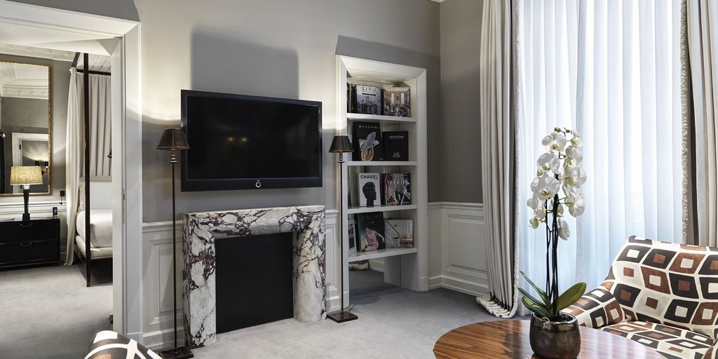 Elegant family suite at luxury boutique hotel in Roma, featuring contemporary design, plush bedding, and refined Italian aesthetic with soft neutral tones