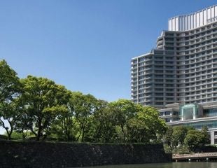 Elegant modernist luxury hotel with sleek architecture, expansive city views of Tokyo skyline, blending contemporary design with Japanese aesthetic principles