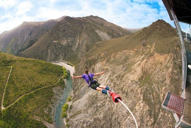 Bungee jumping in Nevis Peak
