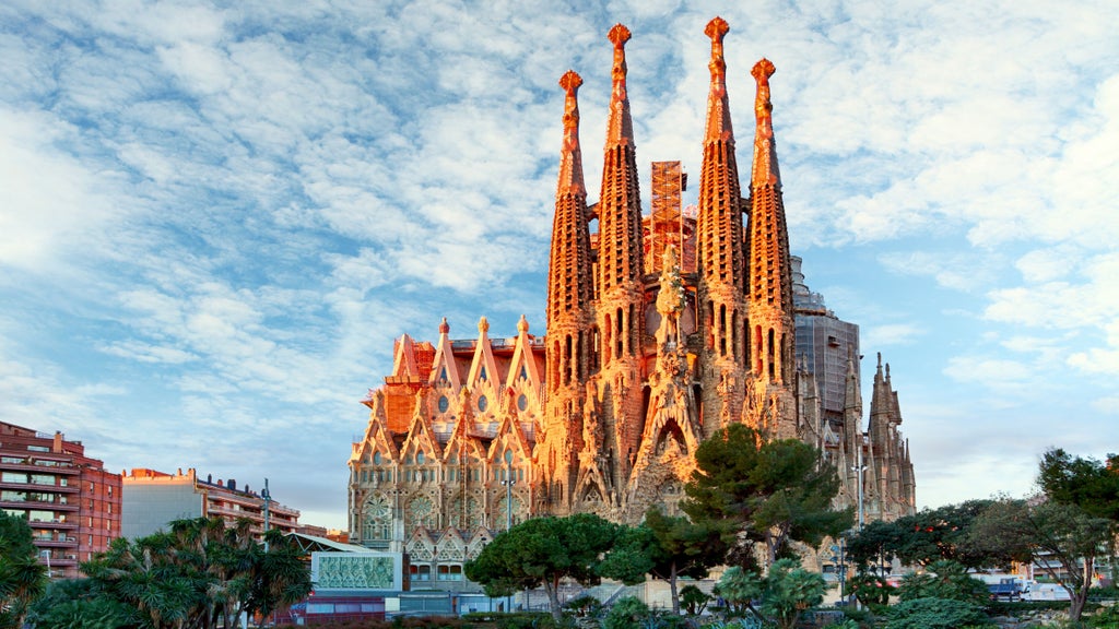 Luxurious Gaudí architectural tour featuring intricate mosaic details of Sagrada Familia and vibrant Barcelona cityscape with ornate modernist design elements