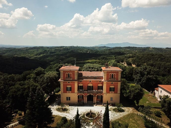 Resting in 500 hectares of hillside olive groves, vineyards, vegetable gardens and woodland: Villa Lena