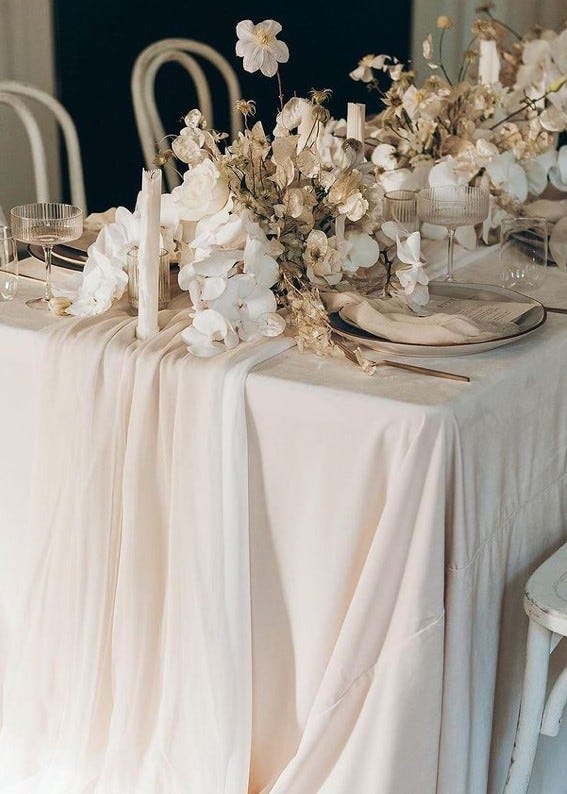 Romantic accents for the table decor.