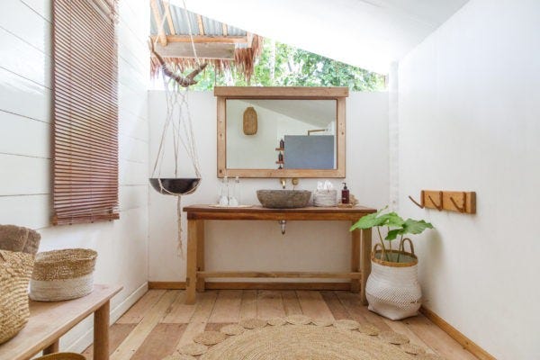 An airy bathroom to fresh up for another dive in the ocean