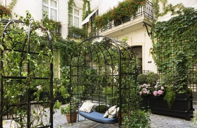 The idyllic courtyard of the Relais Christine
