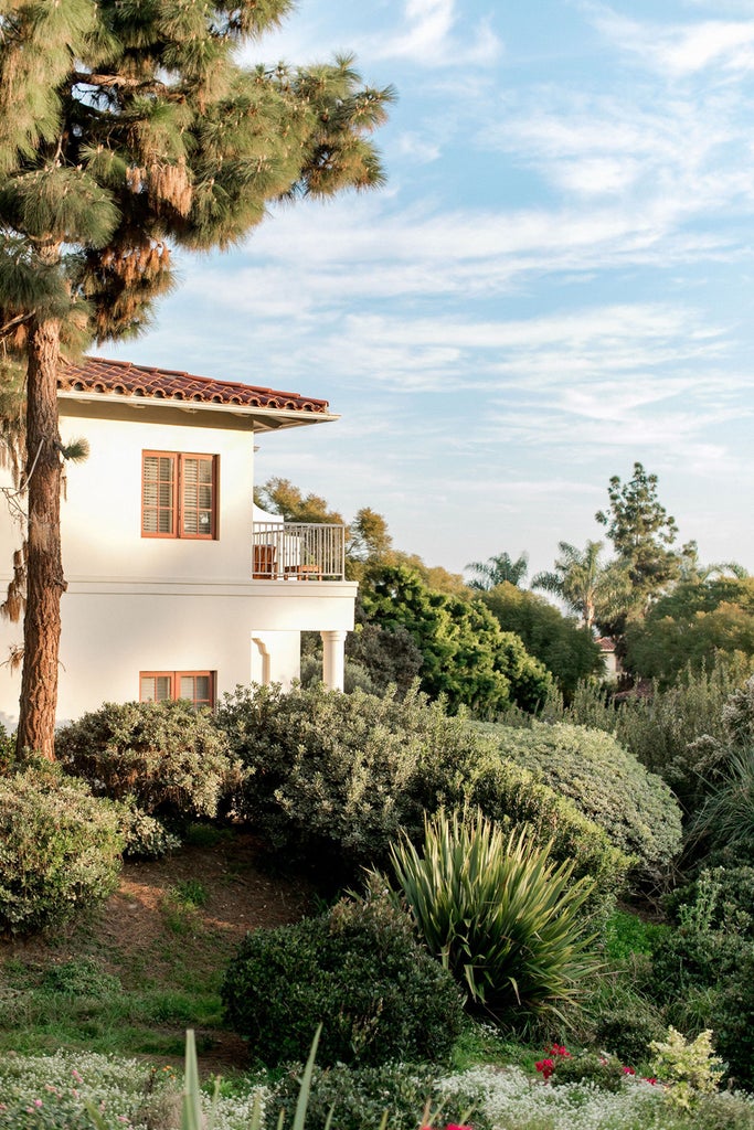 Luxurious coastal resort with Mediterranean architecture, featuring manicured gardens, infinity pools and Pacific Ocean views in San Diego