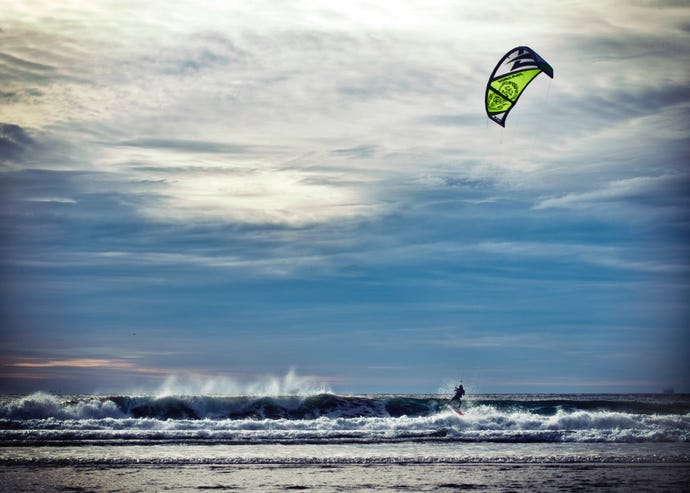 The ocean is nearby and the wind conditions are often excellent: take a morning off from work to pick up kitesurfing in Cape Town