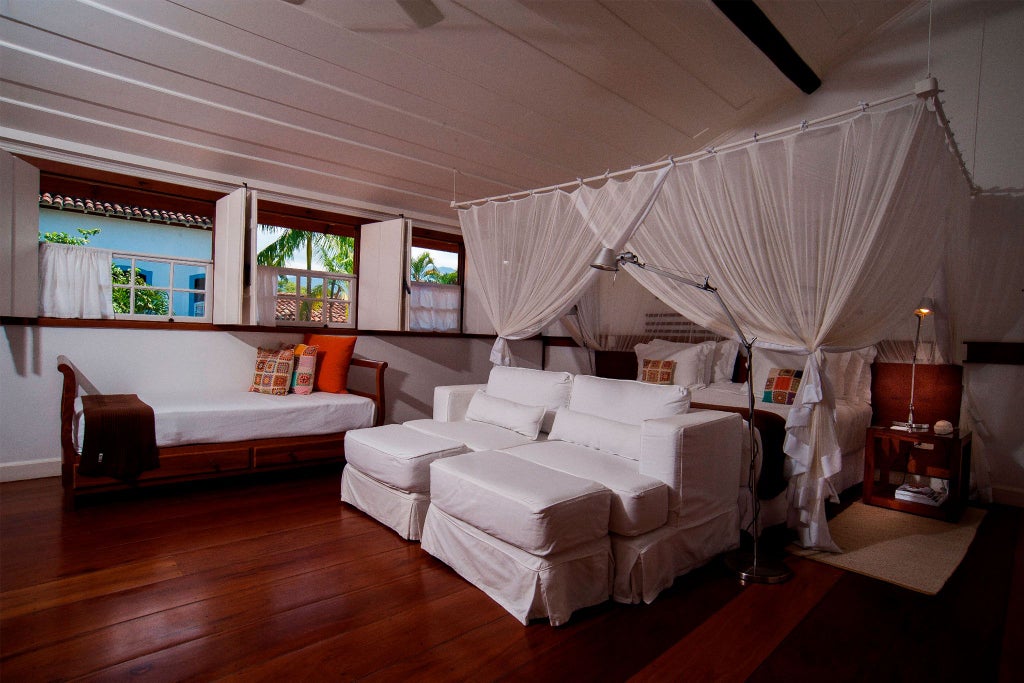 Elegant brown-toned luxury suite at Casa Turquesa, featuring rich wooden furnishings, soft lighting, and sophisticated Brazilian design aesthetic