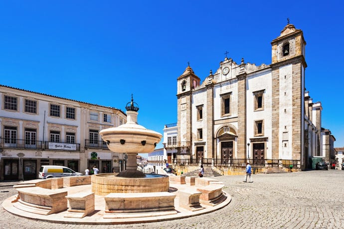 Giraldo Square in Évora